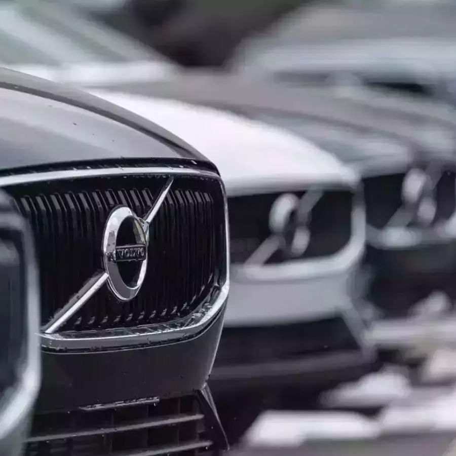 Volvo Cars: లగ్జరీ కార్ల తయారీ సంస్థ వోల్వో కార్స్‌ ఇండియా కూడా తన మోడళ్ళ ధరలను పెంచింది. ఉత్పత్తి వ్యయం పెరగడంతో కార్ల ధరలను పెంచడం జరిగిందని తెలిపింది.  కార్ల (Cars) ధరలను రూ.1 లక్షల నుంచి రూ.3 లక్షల వరకు పెంచినట్లు మంగళవారం ప్రకటించింది. 