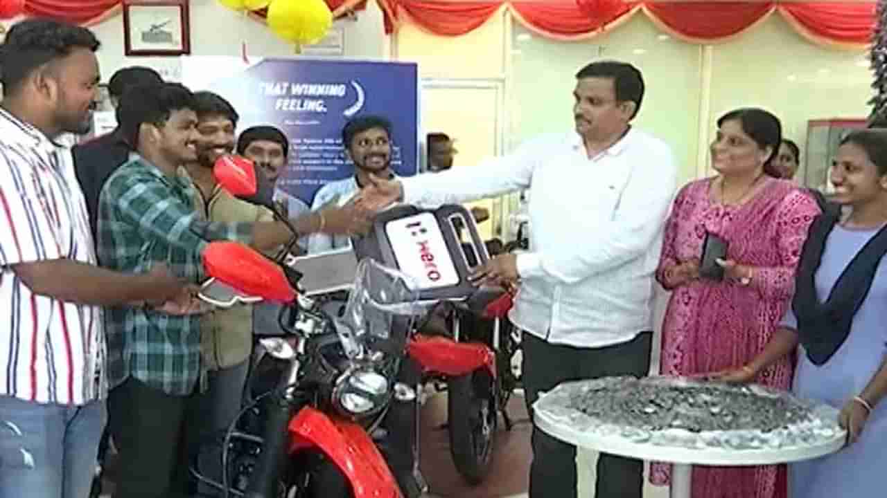 VSP Coins Bike: కొత్త బైక్ మీద మనసుపడ్డ యువకుడు.. రెండేళ్ల నుంచి కాయిన్స్ సేకరణ..