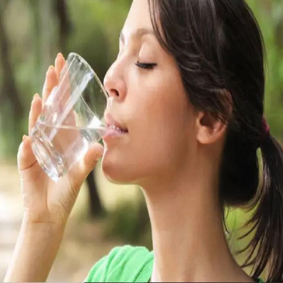 
నీరు: మామిడి పండు తిన్న వెంటనే నీరు త్రాగాలని పిల్లలు పట్టుబడుతుంటారు. అయితే మామిడి పండ్లు తిన్న తర్వాత నీళ్లు తాగడం ఆరోగ్యానికి హానికరం. వాంతులు లేదా వికారాలు తలెత్తే ప్రమాదం ఉంది. 