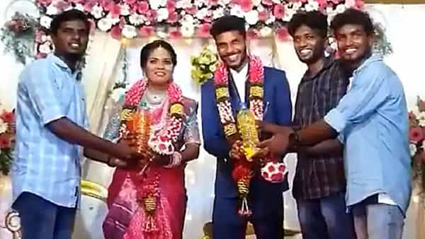 Viral Video: నవ దంపతులకు స్నేహితుల షాక్.. పెళ్లిలో ఏకంగా దాన్నే గిఫ్ట్గా ఇచ్చారు..