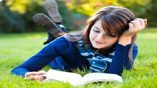 World Book Day: నేడు ప్రపంచ పుస్తక దినోత్సవం.. ఒక పుస్తకం చదవడం వల్ల కలిగే ప్రయోజనాలు మీకు తెలుసా..?