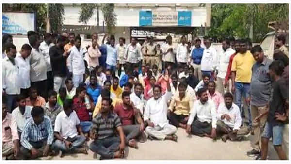 Yadadri: యాదాద్రి ఈవో ఓవరాక్షన్.. కొండపైకి వాహనాల రాకపోకలపై ఆంక్షలు.. భక్తుల ఆందోళన!