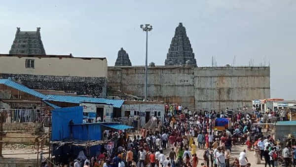 Yadadri: భక్తజనసంద్రంగా యాదాద్రి.. వరస సెలవులతో పెరిగిన రద్దీ.. అయినప్పటికీ