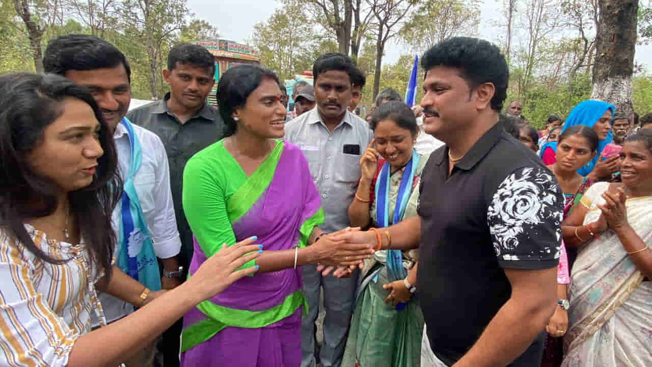 YS Sharmila: షర్మిల పాదయాత్రలో పాల్గొన్న సినీ నటుడు శివారెడ్డి.. వైరల్గా మారిన మిమిక్రీ వీడియో..