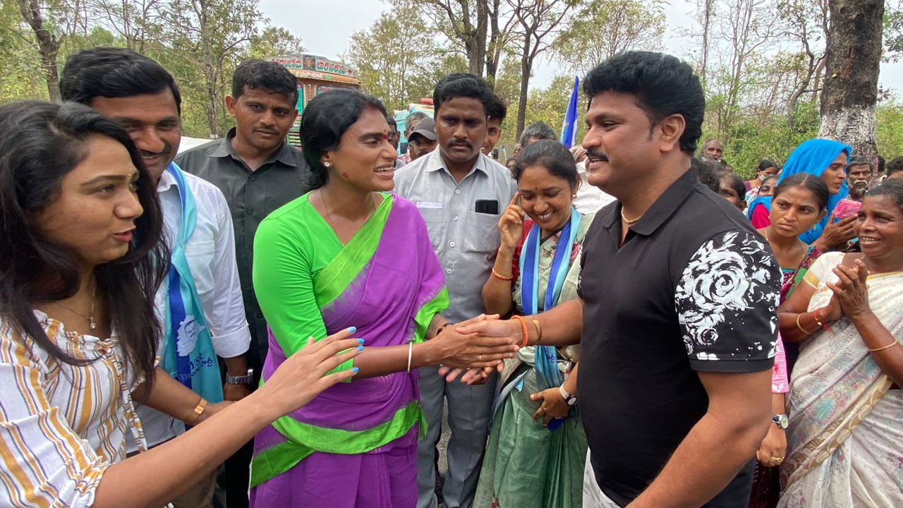 YS Sharmila: షర్మిల పాదయాత్రలో పాల్గొన్న సినీ నటుడు శివారెడ్డి.. వైరల్గా మారిన మిమిక్రీ వీడియో..