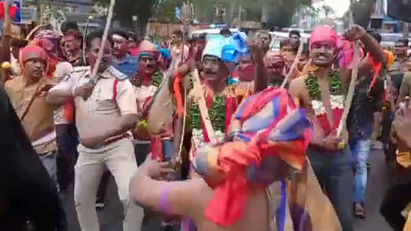 Tirupati: గంగమ్మ జాతరలో కత్తి పట్టిన సీఐ.. స్థానికులతో కలిసి చిందులు.. వైరలవుతోన్న వీడియో..
