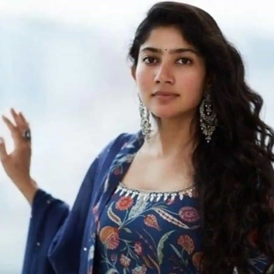 డ్యాన్స్ మీదున్న మక్కువతో 2009లో ఓ ప్రముఖ ఛానెల్లో నిర్వహించిన ఢీ షోలో పాల్గోని ఫైనలిస్ట్ గా నిలిచింది. ఆ తర్వాత 2008లో జయం రవి హీరోగా తెరకెక్కిన ధామ్ ధామ్ సినిమాలో నటించింది. 2014లో మలయాళ చిత్రం ప్రేమమ్లో హీరోయిన్గా నటించి మెప్పించింది.