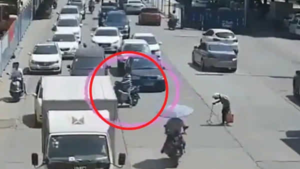 Viral Video: రోడ్డును దాటేందుకు వృద్ధురాలి ఇక్కట్లు.. యువకుడు చేసిన పనికి ఫిదా అవుతోన్న నెటిజన్లు..