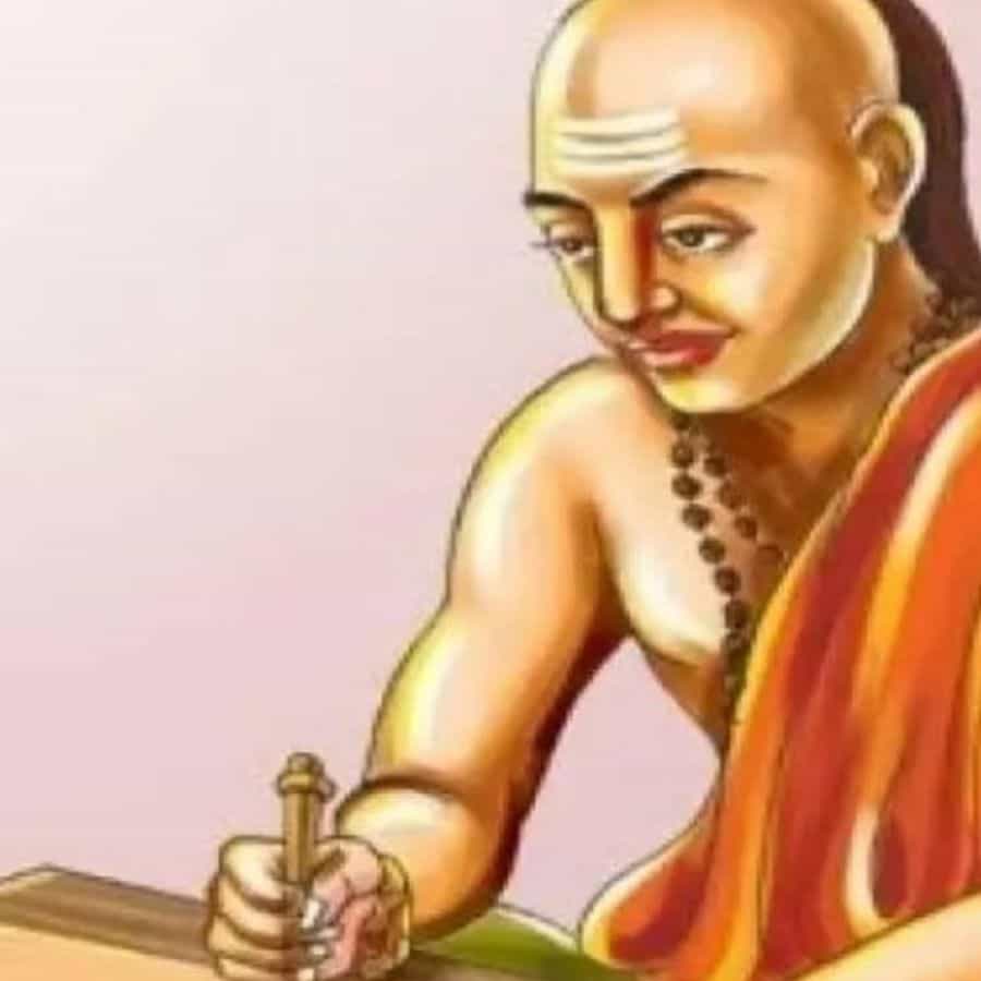 మూడవ వ్యక్తి: భార్యాభర్తలిద్దరూ తమ సంబంధాన్ని పూర్తి నిజాయితీ, చిత్తశుద్ధితో కొనసాగించాలి. దంపతుల మధ్య మూడవ వ్యక్తి ప్రవేశిస్తే.. ఈ సంబంధం ఎక్కువ కాలం కొనసాగదు. అంతేకాదు దాని ముగింపు చాలా చెడుగా ముగిసే అవకాశం ఉంది.