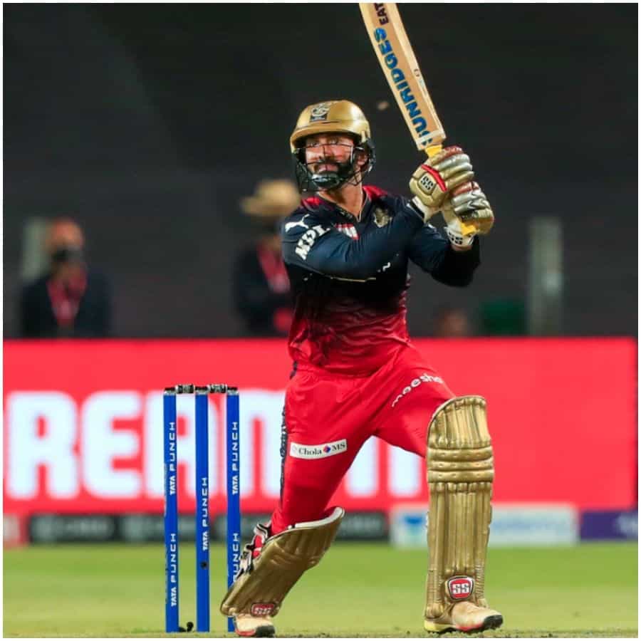 దినేష్ కార్తీక్- IPL 2022 దినేష్ కార్తీక్‌కు గొప్పగా సాగుతోంది. డెత్ ఓవర్లలో అతని పేరు మీద 18 సిక్సర్లు నమోదవడం కూడా దీనికి మరో కారణం. ఈ సీజన్‌లో ఇప్పటివరకు ఆడిన 12 మ్యాచ్‌లలో దినేష్ కార్తీక్ 21 సిక్సర్లు కొట్టాడు. అందులో అతను డెత్ ఓవర్లలో 18 సిక్సర్లు సాధించాడు.