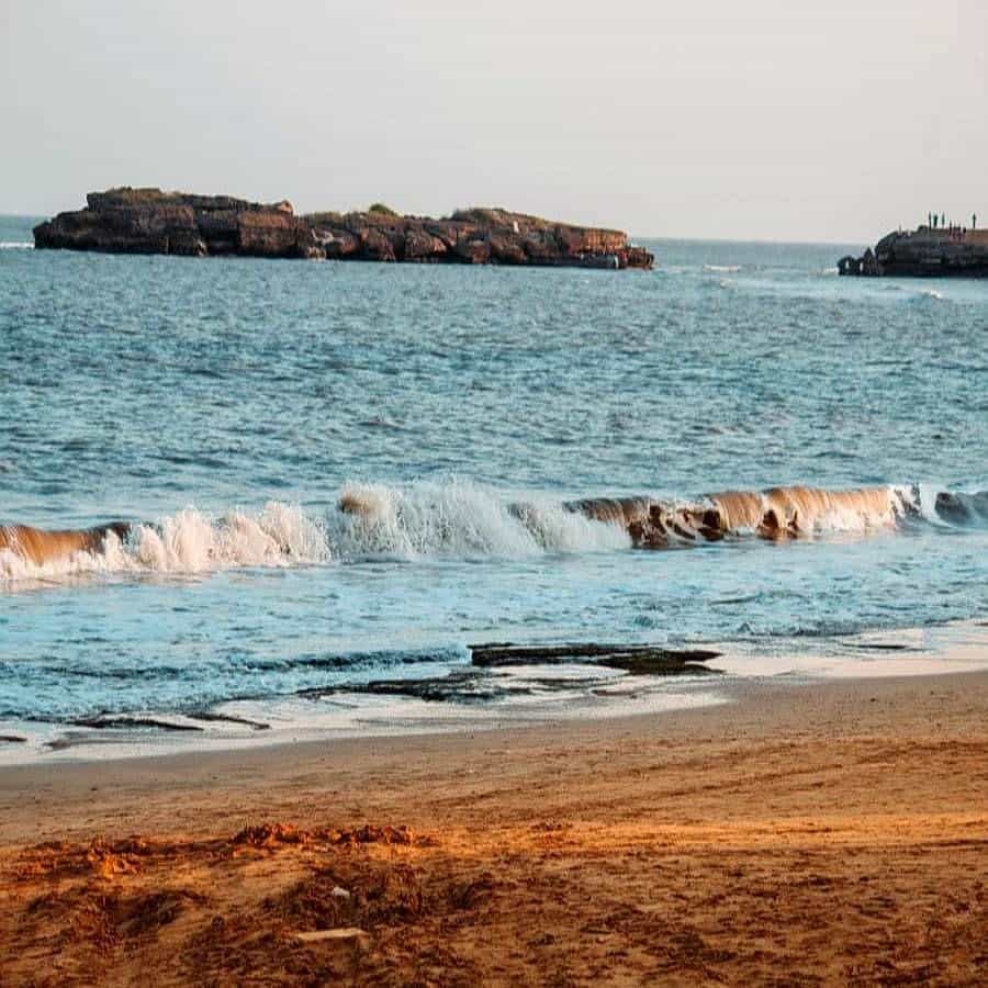 ఘోఘలా బీచ్, డీవీ: భారతదేశంలోని ఈ బీచ్ వాటర్ స్కూటర్ పారాసైలింగ్ వంటి సాహస కార్యకలాపాలను కలిగి ఉంది. అయినప్పటికీ బీచ్‌ ఎంతో శుభ్రంగా కనిపిస్తుంటుంది. ఇక్కడికి వెళ్లి ఎంతో ఆహ్లాదకరంగా ఉంటుంది.
