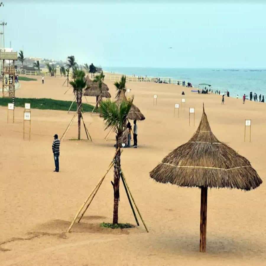 శివరాజ్‌పూర్ బీచ్: ఇది గుజరాత్‌లోని అత్యంత అద్భుతమైన బీచ్‌లలో ఒకటి. రుక్మిణి మందిర్ నుండి కొద్ది దూరంలో ఉంటుంది. ఇక్కడ పర్యటకుల సందడి ఉంటుంది.
