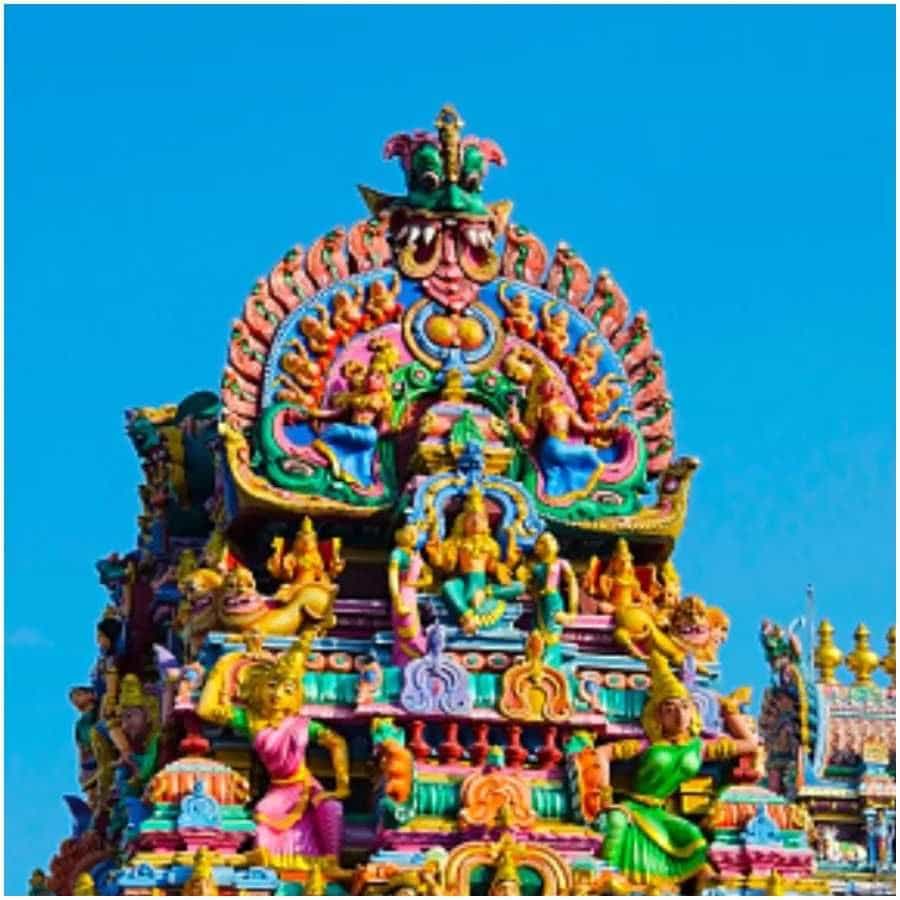 చెన్నై - చెన్నై నగరం సందర్శించడానికి గొప్ప ప్రదేశం. ఇక్కడ అనేక దేవాలయాలు, బీచ్లు, అనేక పర్యాటక ప్రదేశాలు ఉన్నాయి. కానీ వేసవిలో చెన్నైకి వెళ్లాలని ప్లాన్ చేసుకోవడం వృధా అవుతుంది. మండుటెండలో నడవడం చాలా కష్టంగా మారుతుంది. కాబట్టి వేసవిలో ఇక్కడికి వెళ్లకూడదు.