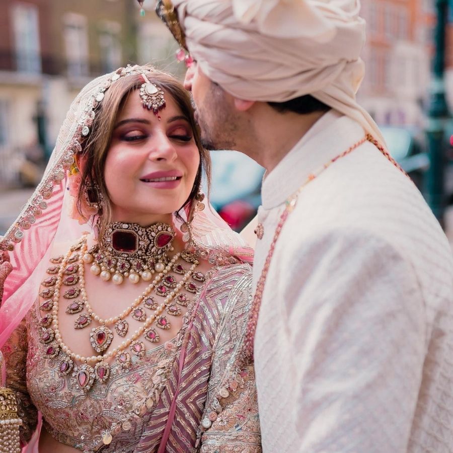  బాలీవుడ్ సింగర్ కనికా కపూర్ వివాహం గౌతమ్ ఘనంగా జరిగింది. 