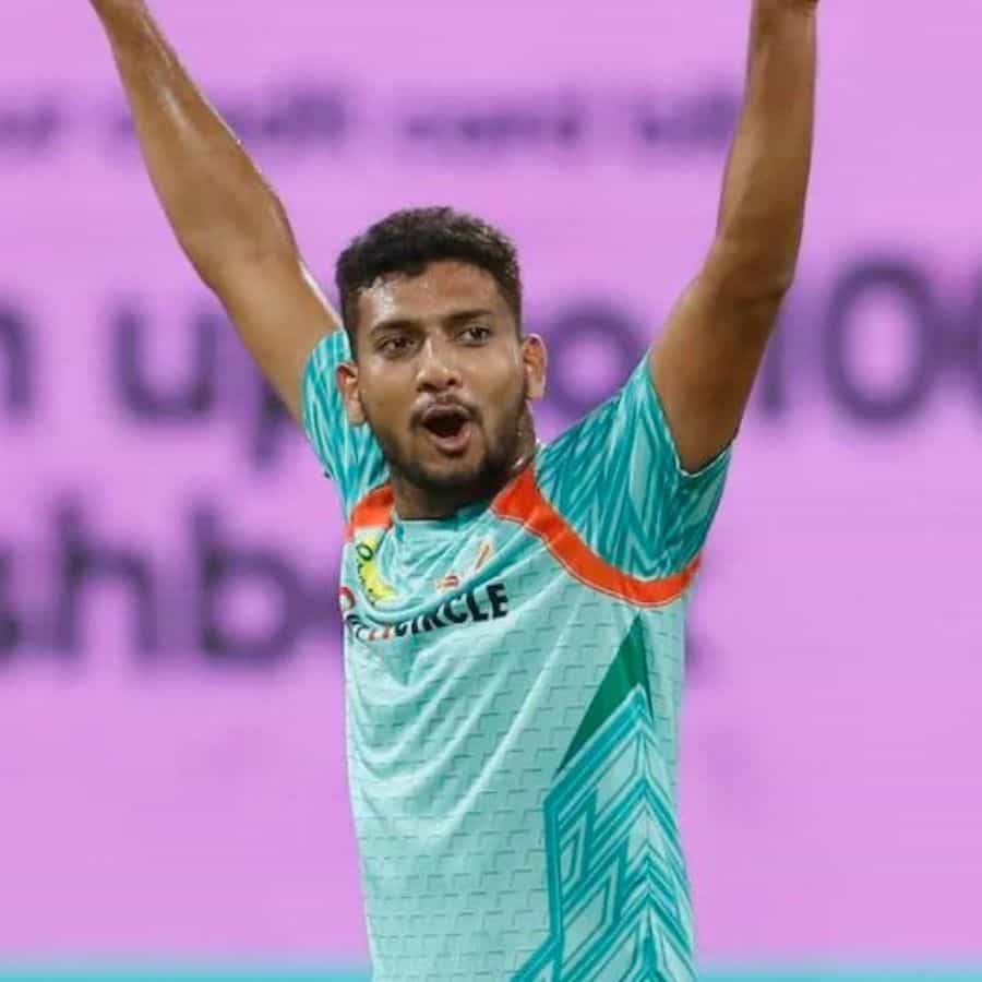 మొహ్సిన్ ఖాన్: బౌలర్లలో ఉమ్రాన్ మాలిక్ తర్వాత, ఎడమచేతి వాటం పేసర్ మొహ్సిన్ ఖాన్ గురించి ఎక్కువగా చర్చల్లోకి వచ్చింది. ఉత్తరప్రదేశ్కు చెందిన ఈ రైజింగ్ ఫాస్ట్ బౌలర్ లక్నో సూపర్ జెయింట్స్ తరపున అరంగేట్రం చేశాడు. అద్భుత ప్రదర్శన చేసి 8 మ్యాచ్ల్లో 13 వికెట్లు పడగొట్టి జట్టును ప్లేఆఫ్స్కు తీసుకెళ్లాడు. విశేషమేమిటంటే మొహ్సిన్ ఎకానమీ కూడా ఓవర్కు 5.93 పరుగులు మాత్రమే ఉంది.