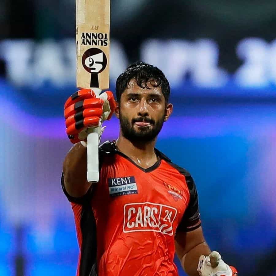 రాహుల్ త్రిపాఠి: ఇటీవలి కాలంలో కొంతమంది కొత్త ఆటగాళ్లు జట్టులోకి ప్రవేశించగా, రాహుల్ త్రిపాఠి నిరంతరం వేచి ఉండాల్సి వస్తోంది. 31 ఏళ్ల బ్యాట్స్మన్ 14 ఇన్నింగ్స్లలో 37 సగటు, 158 స్ట్రైక్ రేట్తో 413 పరుగులు చేశాడు. మిడిల్ ఓవర్లలో కూడా పరుగుల వేగాన్ని కొనసాగించగల సత్తా అతనికి ఉంది.