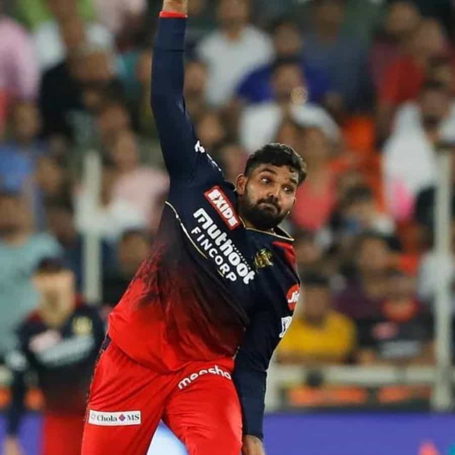 అత్యధిక సిక్సర్ల జాబితాలో RCB ఏకైక బౌలర్‌గా నిలవడమే కాక, ఈ సీజన్‌లో అత్యంత విజయవంతమైన బౌలర్ వనిందు హసరంగా రెండవ స్థానంలో నిలిచాడు. లెగ్ స్పిన్నర్ హసరంగాపై 16 ఇన్నింగ్స్‌ల్లో 30 సిక్సర్లు బాదాడు. 7.54 ఎకానమీ రేటుతో పరుగులు అందించాడు. అలాగే 26 వికెట్లు కూడా తీసుకున్నాడు.