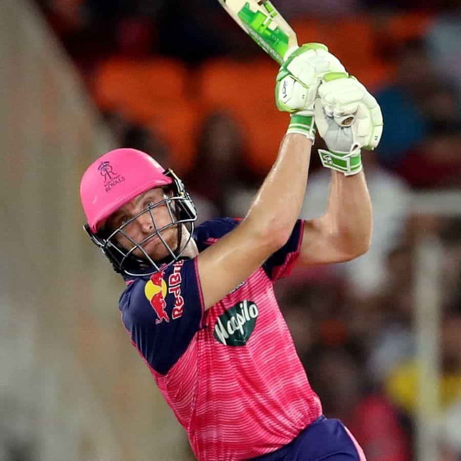 జోస్ బట్లర్ IPL 2022లో ఇప్పటివరకు 16 ఇన్నింగ్స్లలో 45 సిక్సర్లు కొట్టాడు. గత రెండు మ్యాచ్లలో అతని ఆటతీరు చూస్తే 50 సిక్సర్లు పూర్తి చేయగలడన్న నమ్మకం కలుగుతోంది. ఇందులో విజయం సాధిస్తే ఐపీఎల్లో ఈ ఘనత సాధించిన మూడో బ్యాట్స్మెన్గా నిలుస్తాడు.