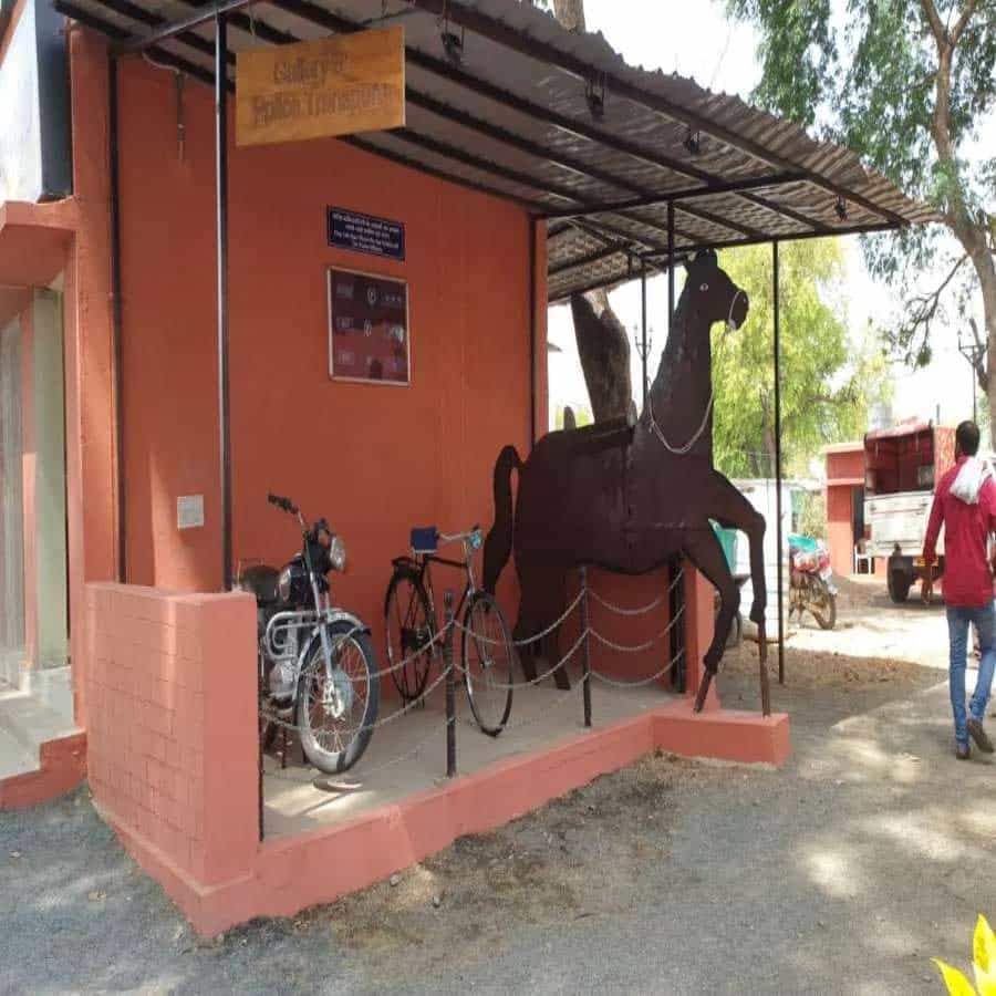 యూనిఫారాలు కూడా మ్యూజియంలో ఉంచబడ్డాయి. ప్రజలు ఇంతకు ముందు ఎలాంటి యూనిఫాం ధరించారు అనే సమాచారాన్ని ఇందులో చూడవచ్చు. 