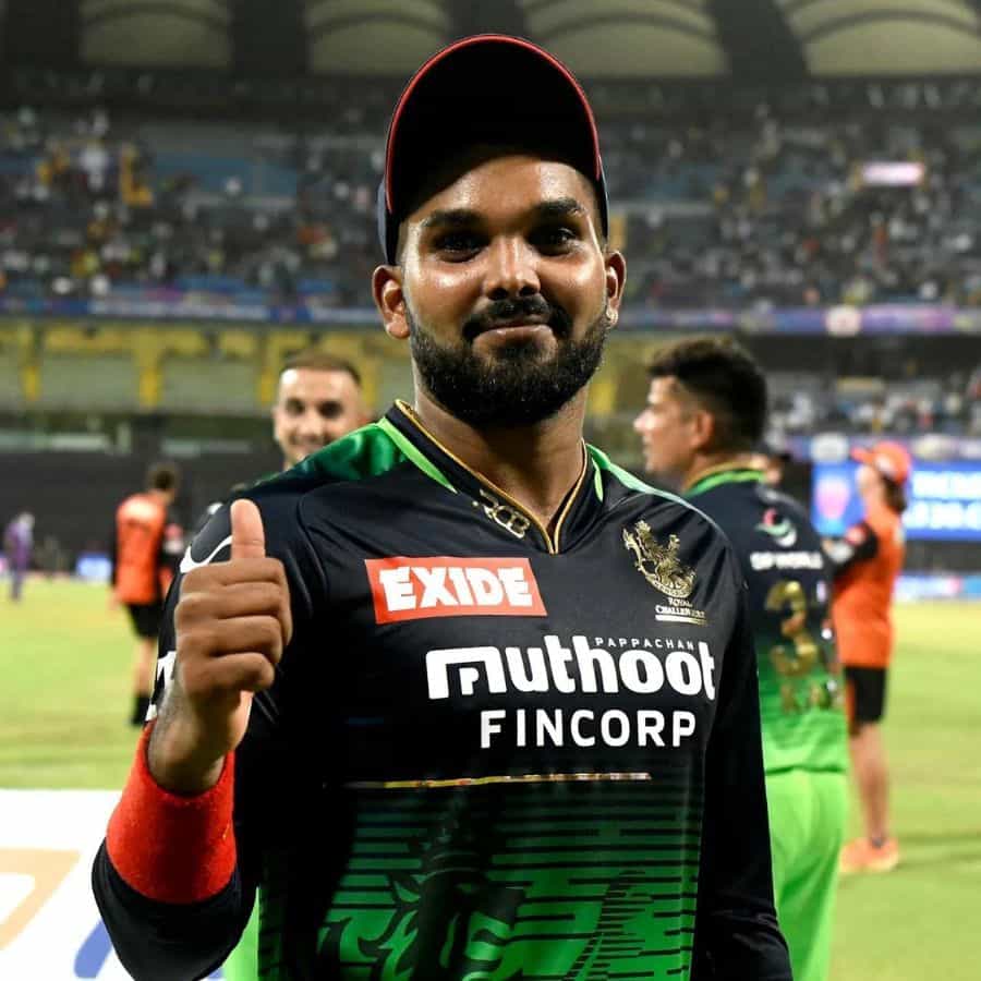 బెంగళూరుకు ఆడుతున్న 24 ఏళ్ల స్పిన్నర్ హసరంగా ఈ సీజన్లో హైదరాబాద్పై తన అత్యుత్తమ ప్రదర్శనను అందించి బెంగళూరుకు ఎంతో కీలకమైన విజయాన్ని అందించాడు. ఈ మిస్టరీ స్పిన్నర్ ఒక ఇన్నింగ్స్లో ఐదు వికెట్లు తీసి ఐపీఎల్లో తొలిసారి అద్భుతం చేశాడు. ఎస్ఆర్హెచ్పై హసరంగా 4 ఓవర్లలో కేవలం 18 పరుగులిచ్చి 5 వికెట్లు తీశాడు.