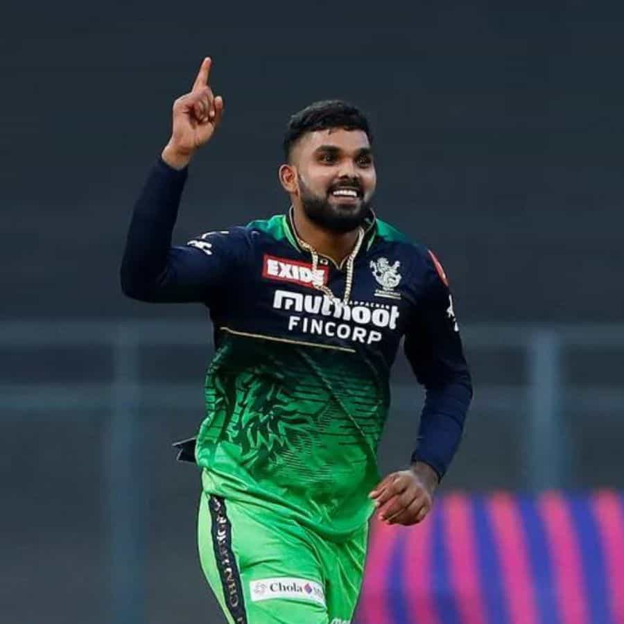 హసరంగ గత సీజన్లో RCB తరపున IPL అరంగేట్రం చేశాడు. అయితే, అతను విజయం సాధించకపోవడంతో కేవలం 2 మ్యాచ్ల తర్వాత అతన్ని తొలగించారు. అంతకుముందు ఈ జట్టుతో యుజేంద్ర చాహల్ ఉన్నాడు. ప్రస్తుతం అంటే 2022 సీజన్లో, హసరంగా మళ్లీ RCBతో చేరారు. దీని కోసం అత్యధికంగా రూ. 10.75 కోట్లు వెచ్చించారు. దీనిపై చాలా ప్రశ్నలు కూడా తలెత్తాయి.