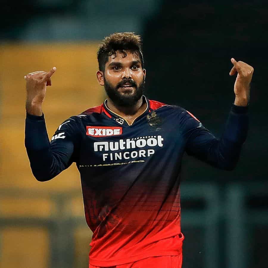యాదృచ్ఛికంగా, RCB ద్వారా విడుదలైన చాహల్ స్థానంలో హసరంగా చేరాడు. ఇది మాత్రమే కాదు, ఈ ఇద్దరు బౌలర్లు ప్రస్తుతం టోర్నమెంట్లో అత్యధిక వికెట్లు తీసిన వారిగా అగ్రస్థానంలో ఉన్నారు. చాహల్ 11 ఇన్నింగ్స్ల్లో 22 వికెట్లు, హసరంగ 12 ఇన్నింగ్స్ల్లో 21 వికెట్లు తీసి, సత్తా చాటారు. వీరిద్దరూ ఒక్కో ఇన్నింగ్స్లో 5 వికెట్లు తీశారు.