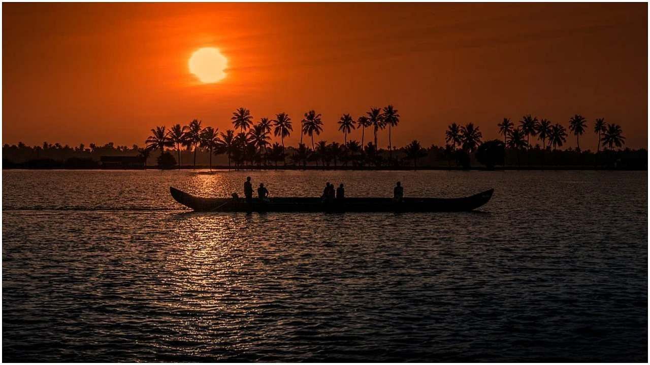 దక్షిణ భారతదేశంలోని అత్యంత ప్రసిద్ధ పర్యాటక ప్రదేశాలలో కొచ్చి ఒకటి. ఈ బీచ్‌కు ఒంటరిగా లేదా కుటుంబంతో విహారయాత్రకు వెళ్లవచ్చు. కొచ్చిలో చెరాయ్ బీచ్, సెయింట్ ఫ్రాన్సిస్ చర్చి, మట్టంచెర్రీ ప్యాలెస్ వంటి ప్రదేశాలను సందర్శించవచ్చు.