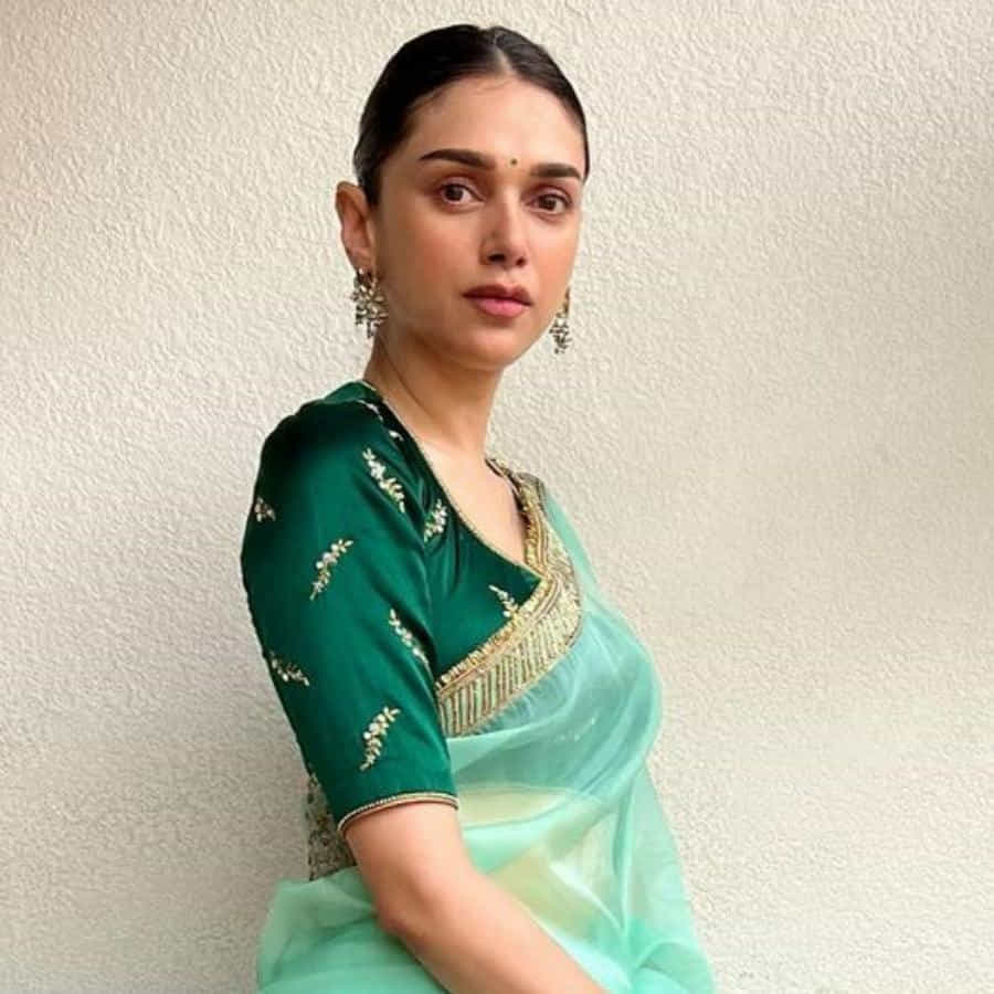  ఇటీవల మహా సముద్రం, హే సినామిక చిత్రాలతో ప్రేక్షకులను అలరించింది ఈ ముద్దుగుమ్మ 