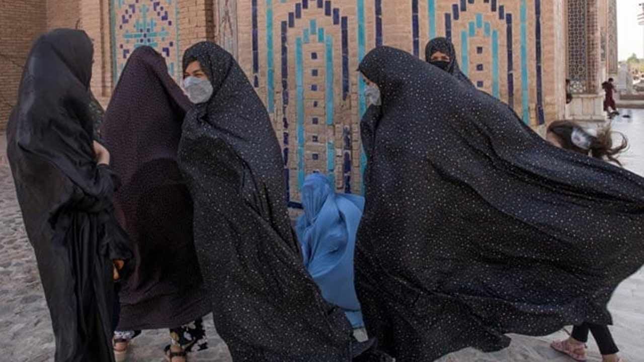 Afghan Women Protest: తాలిబన్లకు వ్యతిరేకంగా పిడికిలి బిగించిన ఆప్ఘన్ మహిళలు.. రోడ్లపైకి వచ్చి..