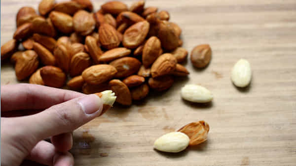 Almond Peels Benefits: నానబెట్టిన బాదం పొట్టు తినకుండా బయటపడేస్తున్నారా ?.. ఇలా ఉపయోగిస్తే ఎన్నో లాభాలు..