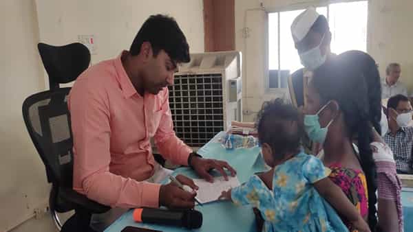 Konaseema: ప్రేమించి ఓ పాపకు తల్లిని చేసి తప్పించుకుని తిరుగుతున్న ప్రబుద్ధుడు.. జిల్లా కలెక్టర్ను ఆశ్రయించిన యువతి