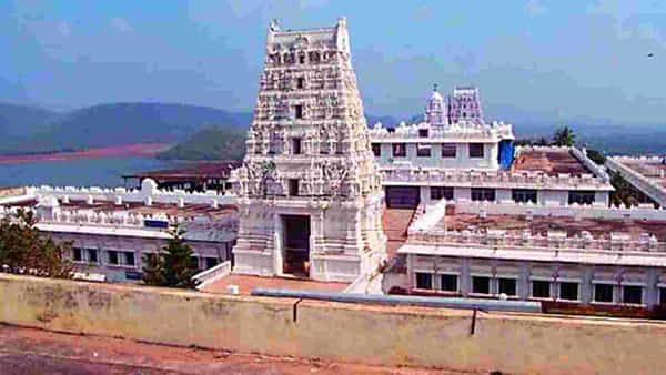 Annavaram Temple: సత్యదేవుని ఉత్సవాల్లో అపచారం.. మందు, చిందులతో అశ్లీలం, చర్యలు తప్పవంటున్న ఆలయ ఈవో..