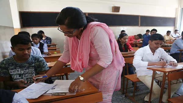 AP 10th Exams: పదో తరగతి పేపర్ లీకేజ్లకు చెక్ పెట్టేందుకు రంగంలోకి దిగిన అధికారులు.. మార్గదర్శకాలు విడుదల..