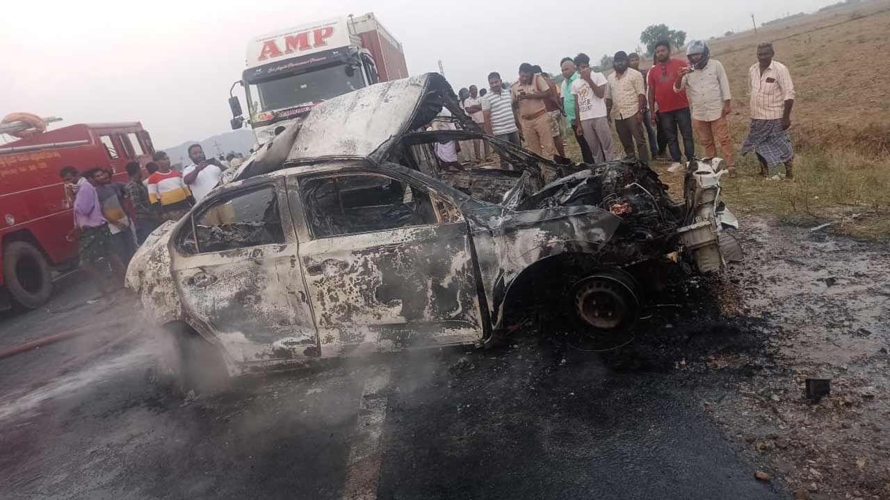 Prakasam Road Accident: ప్రకాశం జిల్లాలో ఘోర రోడ్డు ప్రమాదం.. ముగ్గురు సజీవ దహనం..