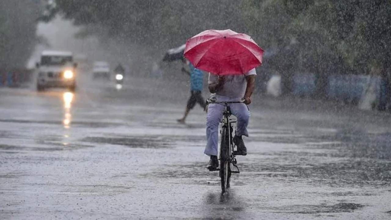 AP Weather Alert: ఏపీలో వివిధ ప్రాంతాల్లో ఈదురు గాలులతో పాటు మోస్తరు నుంచి భారీ వర్షాలు కురిసే అవకాశం..