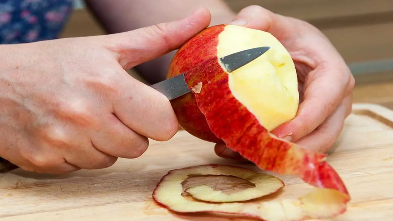 Apple Peels: యాపిల్ తొక్కలను పడేస్తున్నారా ?.. ముఖంపై మచ్చలను తొలగించడంలో బెస్ట్.. ఎలా ట్రై చేయాలంటే..