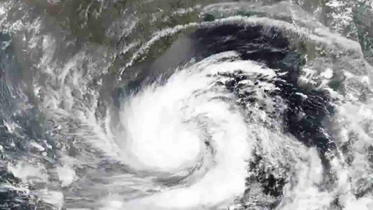 Asani Cyclone - Andhra Pradesh: దూసుకొస్తున్న ‘అసని’.. తీరప్రాంత ప్రజలకు తీవ్ర హెచ్చరికలు చేసిన వాతావరణ శాఖ..!