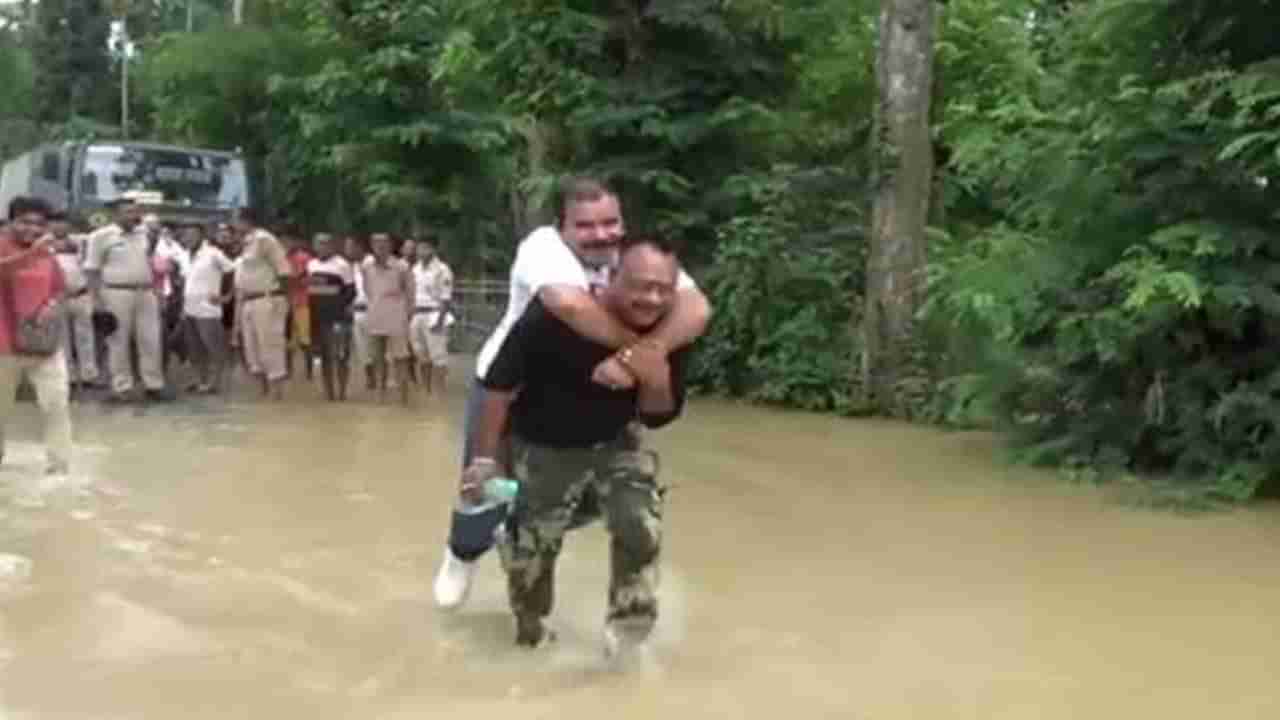 Watch Video: బీజేపీ ఎమ్మెల్యే తీరుపై నెటిజన్ల ఆగ్రహం.. బూట్లు తడుస్తాయని ఏం చేశాడో తెలుసా..?