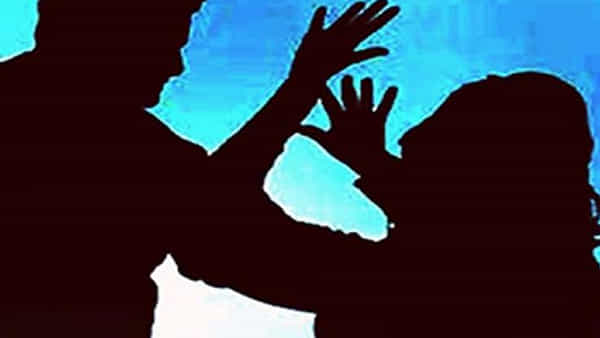 Attempted Suicide: అనంతపురం జిల్లాలో మరో దారుణం.. ప్రేమ పేరుతో యువతిని ట్రాప్ చేసిన ఎస్సై