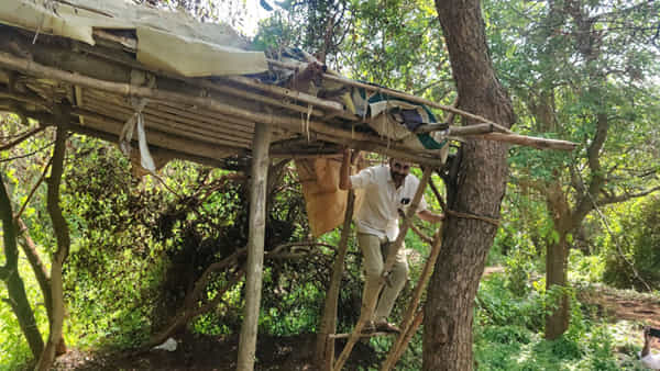 AP: ఆంధ్రా యూనివర్సిటీ బాయ్స్ హాస్టల్ వెనుక ఉన్న పొదల్లో మినీ డెన్.. చెక్ చేస్తే మైండ్ బ్లాంక్