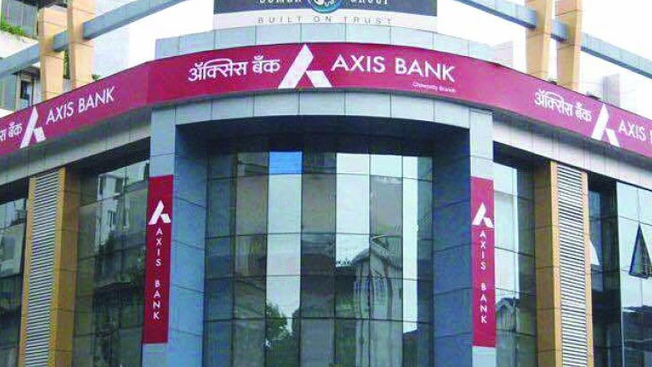 Axis Bank: ఖాతాదారులకు షాక్‌ ఇచ్చిన యాక్సిక్‌ బ్యాంక్.. ఇక బాదుడే బాదుడు..