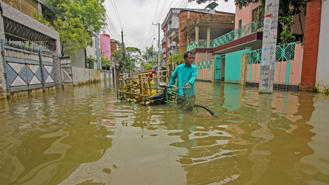 Bangladesh Floods: బంగ్లాదేశ్‌లో పోటెత్తిన వరదలు.. 60 మంది మృతి.. పలువురు గల్లంతు..