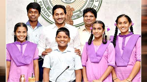 CM Jagan: బెండపూడి జెడ్పీ హైస్కూల్ విద్యార్థులకు సీఎం జగన్ దీవెనలు.. ముఖ్యమంత్రితో ఇంగ్లీష్లో ముచ్చటించిన చిన్నారులు