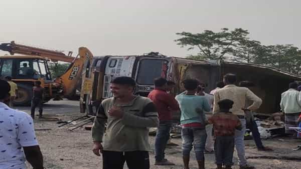 Road Accident: ఘోర ప్రమాదం.. ట్రక్కు బోల్తా పడి 8 మంది కూలీల దుర్మరణం.. మరి కొంతమందికి..