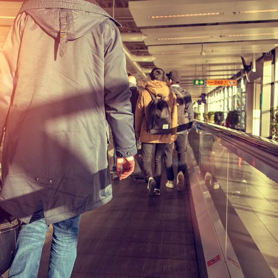 ఒకవేళ పిల్లలకు ఒంటరిగా ఒక ప్రదేశం నుంచి మరొక ప్రదేశానికి విమానంలో పంపాలనుకుంటే.. దీనిని సులభంగా చేయవచ్చు. ఇందుకోసం పలు విమానయాన సంస్థలు పిల్లల కోసం 'ఫ్లైయింగ్ సోలో' వంటి సౌకర్యాలను కూడా కల్పిస్తున్నాయి.