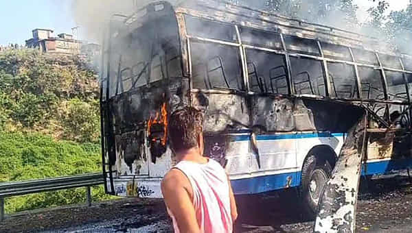 Accident: దైవ దర్శనానికి వెళుతుండగా ప్రమాదం.. బస్సులో చెలరేగిన మంటలు, ముగ్గురు మృతి..