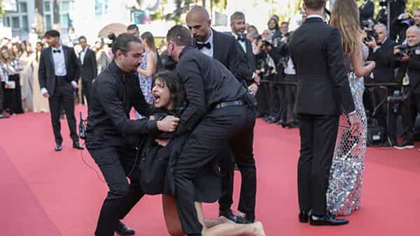 Cannes Film Festival 2022: కేన్స్ ఫిల్మ్ ఫెస్టివల్లో దుస్తులు విప్పేసిన సెలబ్రిటీ.. ఇలా ఎందుకు చేసిందంటే..?