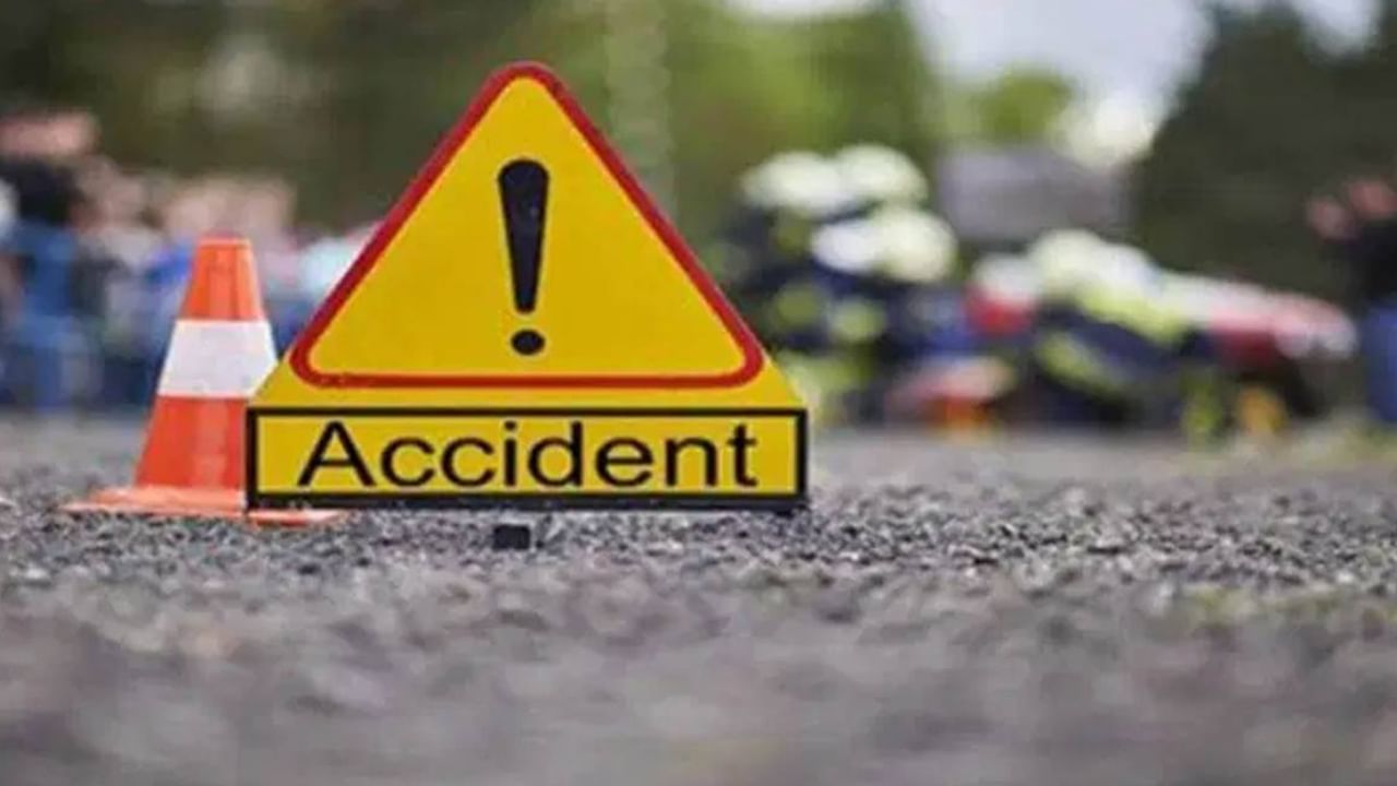 Accident: పుట్ పాత్ పై నిద్రిస్తున్న కూలీలపై దూసుకెళ్లిన లారీ.. ముగ్గురు మృతి