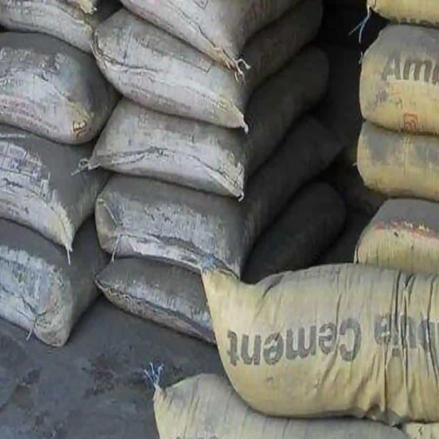 Cement Iron Price: మండిపోతున్న పెట్రోల్, డీజిల్ ధరల నుంచి వాహనదారులకు ఊరట లభించింది. ఇక సిమెంట్ ధరలు కూడా భారీగానే తగ్గే అవకాశం కనిపిస్తోంది. సామాన్యులకు ఊరట కల్పించేందుకు ఈ ధరలను తగ్గించే ప్రయత్నాలు చేస్తున్నామని కేంద్ర ఆర్థిక శాఖ మంత్రి నిర్మలా సీతారామన్ శనివారం సాయంత్రం ఒక ప్రకటనలో తెలిపారు.