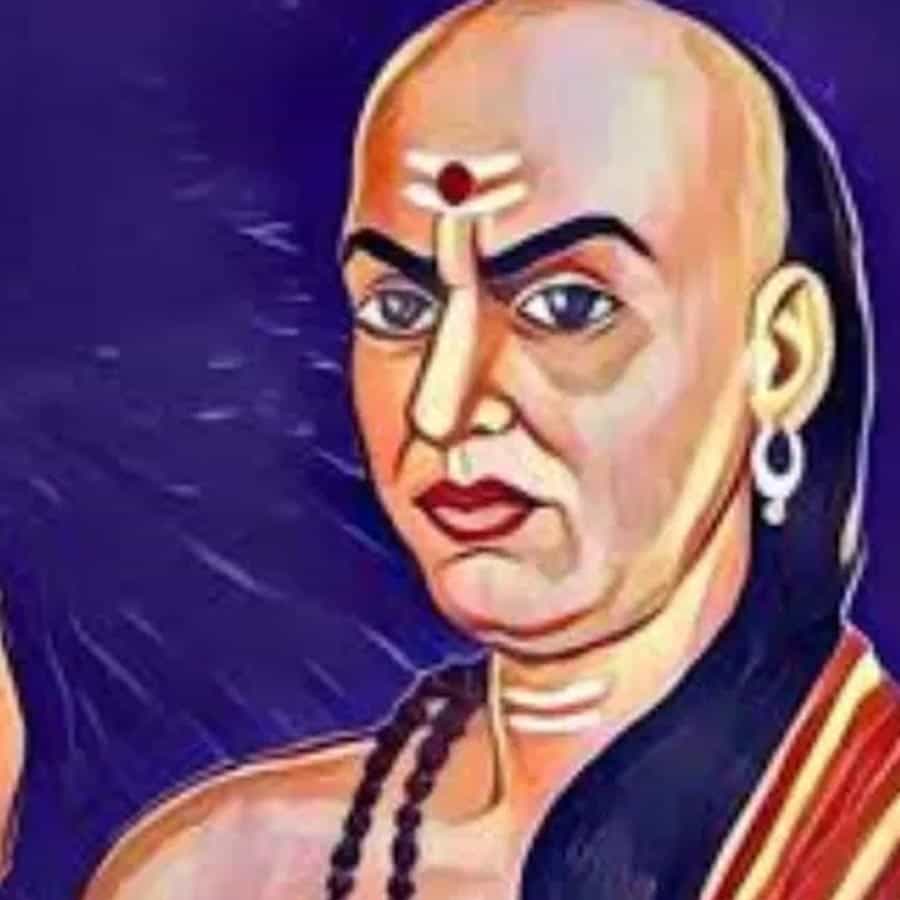 ఆచార్య చాణక్యుడు జీవితంలో సంతోషం.. దుఃఖం వచ్చి పోతాయని చెప్పాడు. తన కర్తవ్యాలు, బాధ్యతలన్నింటినీ ఎవరైతే సక్రమంగా.. బాధ్యతతో నిర్వర్తిస్తారో.. ఆ వ్యక్తికి సమాజంలో గౌరవం, ప్రతిష్టలు లభిస్తాయి.